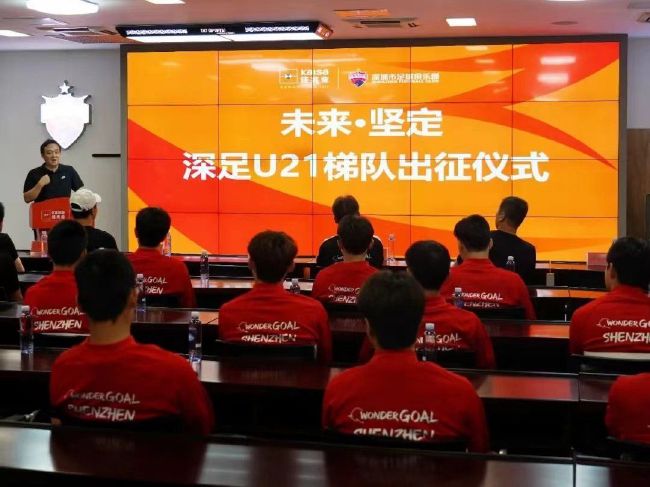 除此之外，冯绍峰也与众主创一起分享了拍摄时的心得以及初恋、爱情等话题